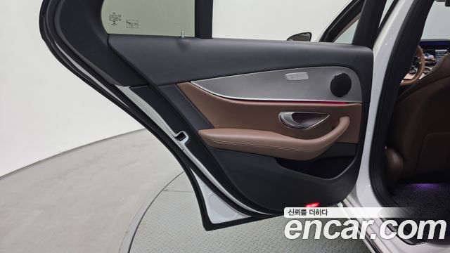 Mercedes-Benz E-Class 2018 — photo 15