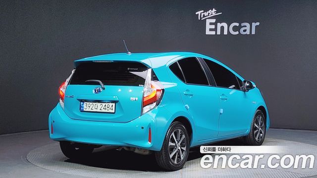 Toyota Prius 2018 — photo 2