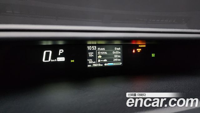 Toyota Prius 2018 — photo 8