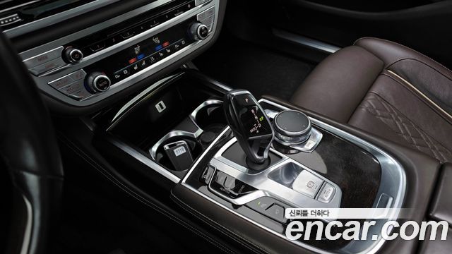 BMW 7-Series 2016 — photo 9