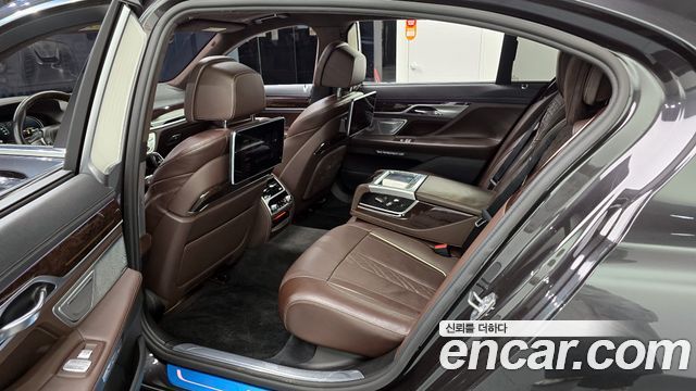 BMW 7-Series 2016 — photo 13