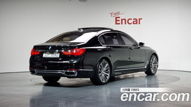 BMW 7-Series 2016 — photo 2