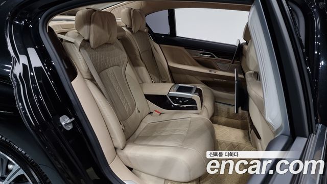 BMW 7-Series 2016 — photo 12