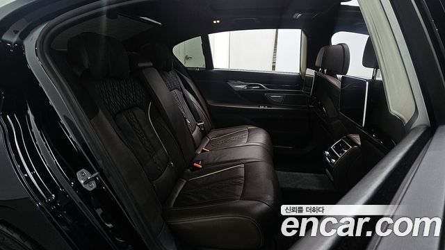 BMW 7-Series 2019 — photo 13