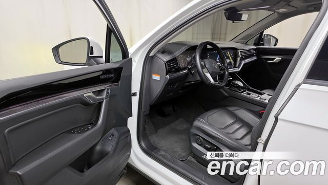Volkswagen Touareg 2022 — photo 11