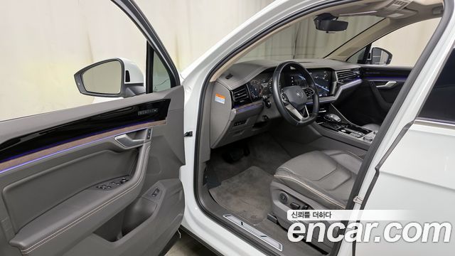 Volkswagen Touareg 2022 — photo 11