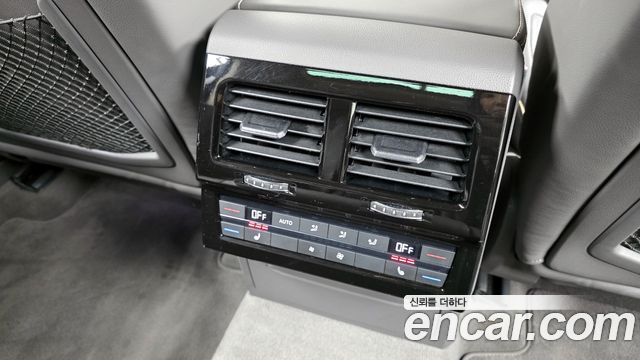 Volkswagen Touareg 2022 — photo 17