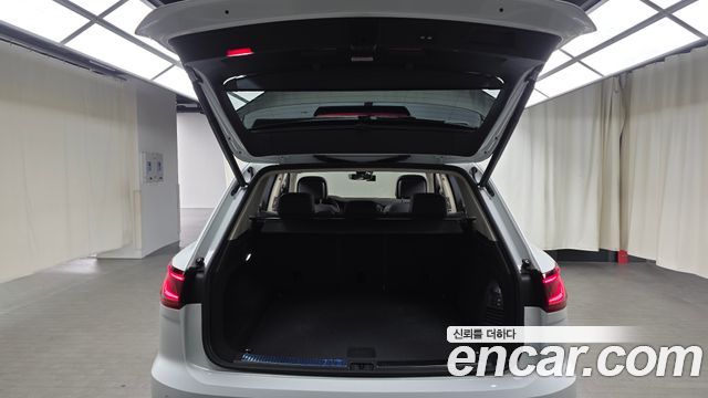 Volkswagen Touareg 2022 — photo 20