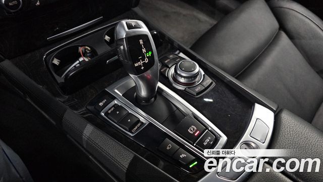 BMW 7-Series 2011 — photo 9