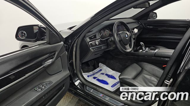 BMW 7-Series 2011 — photo 10