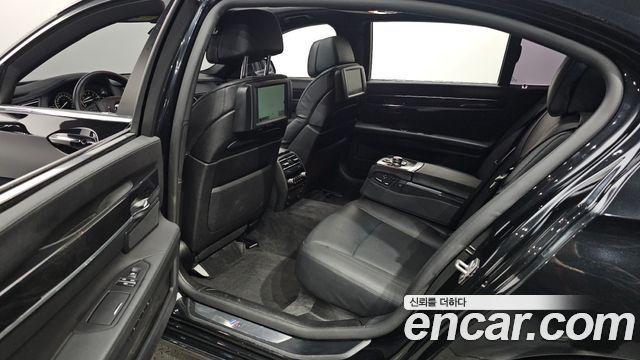 BMW 7-Series 2011 — photo 11