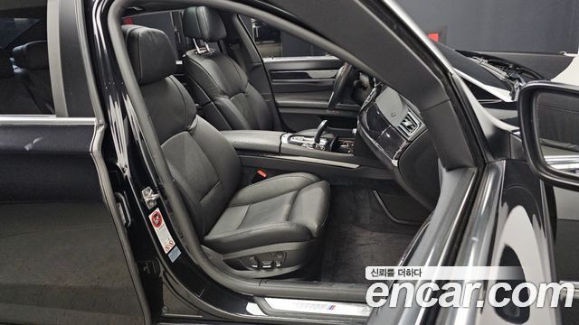 BMW 7-Series 2011 — photo 12