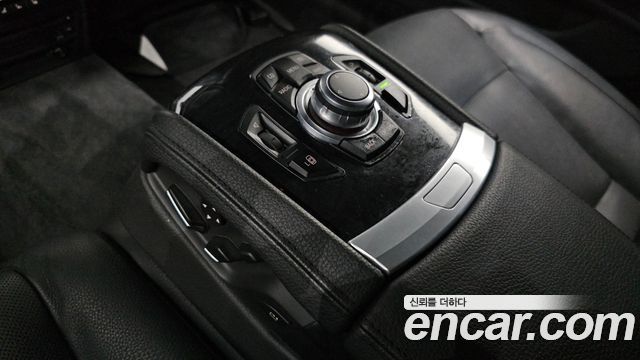 BMW 7-Series 2011 — photo 18