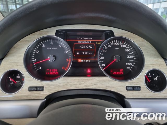 Audi A8 2010 — photo 8