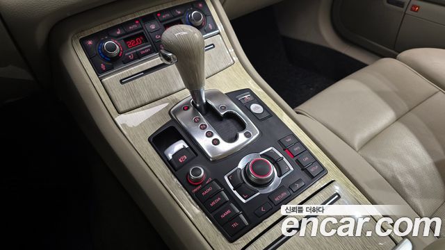 Audi A8 2010 — photo 9