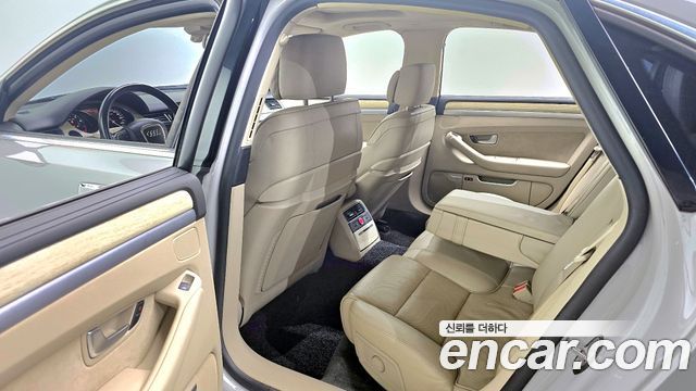Audi A8 2010 — photo 11