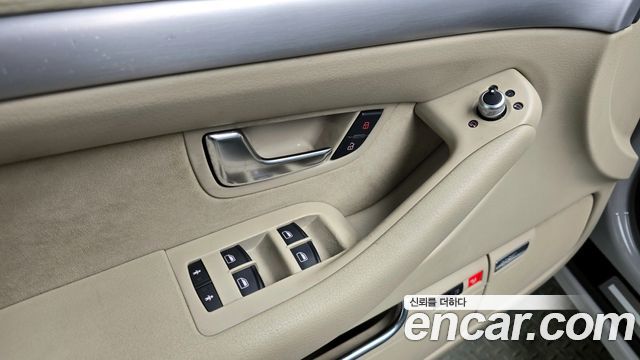 Audi A8 2010 — photo 13