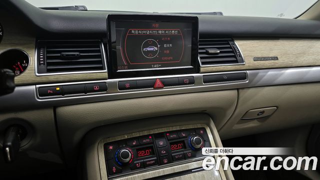 Audi A8 2010 — photo 17