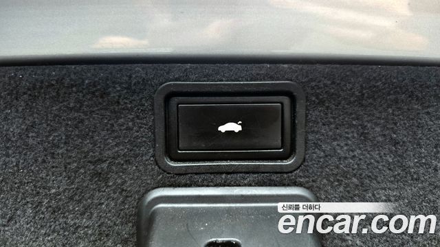 Audi A8 2010 — photo 20