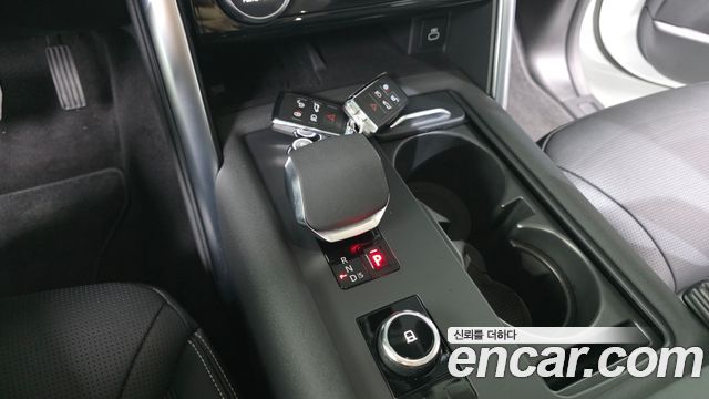 Land Rover Discovery 2023 — photo 9