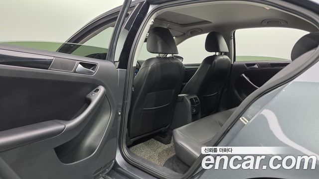 Volkswagen Jetta 2015 — photo 18