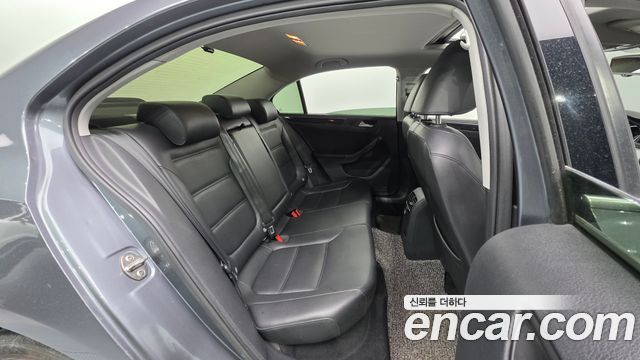 Volkswagen Jetta 2015 — photo 19