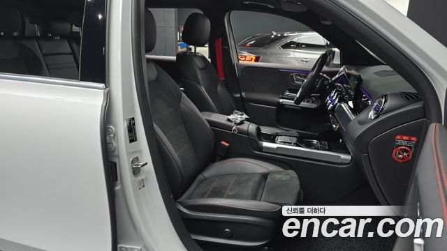 Mercedes-Benz GLB-Class 2023 — photo 10