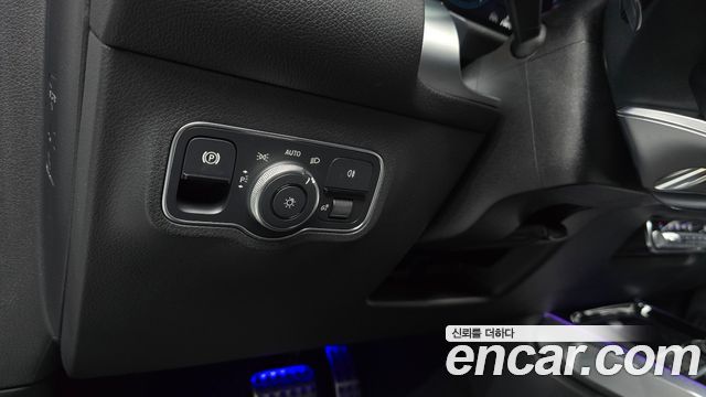 Mercedes-Benz GLB-Class 2023 — photo 14