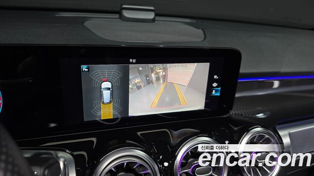 Mercedes-Benz GLB-Class 2023 — photo 16
