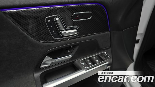 Mercedes-Benz GLB-Class 2023 — photo 17