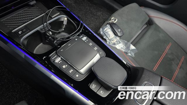 Mercedes-Benz GLB-Class 2023 — photo 18