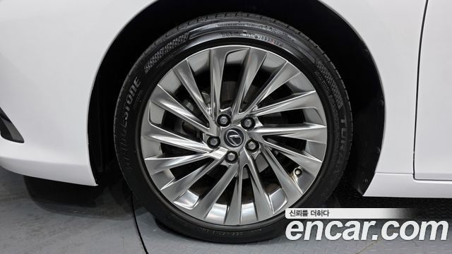 Lexus ES 2023 — photo 5