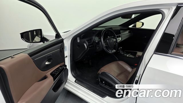Lexus ES 2023 — photo 10