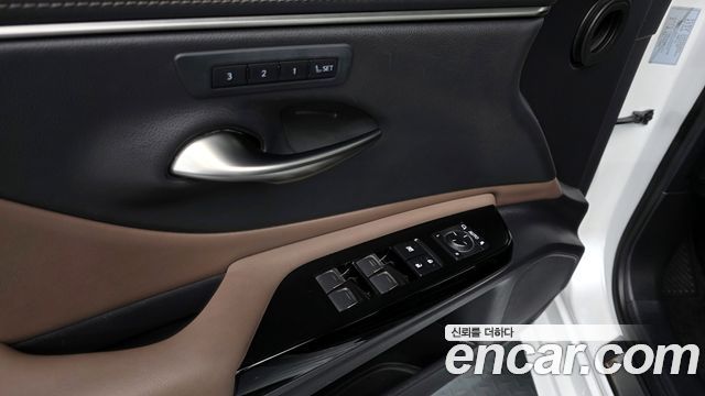 Lexus ES 2023 — photo 11