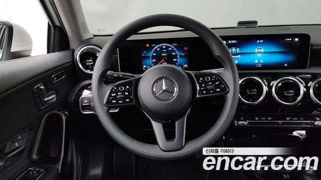 Mercedes-Benz A-Class 2020 — photo 13