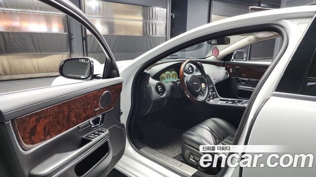 Jaguar XJ 2015 — photo 10