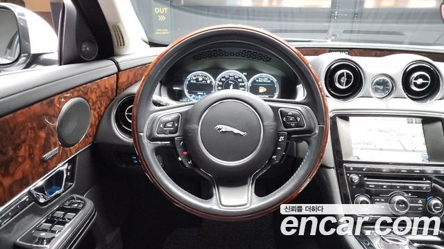Jaguar XJ 2015 — photo 13