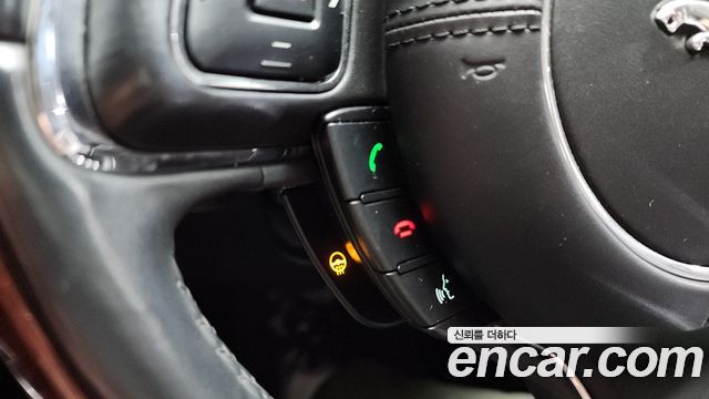 Jaguar XJ 2015 — photo 17