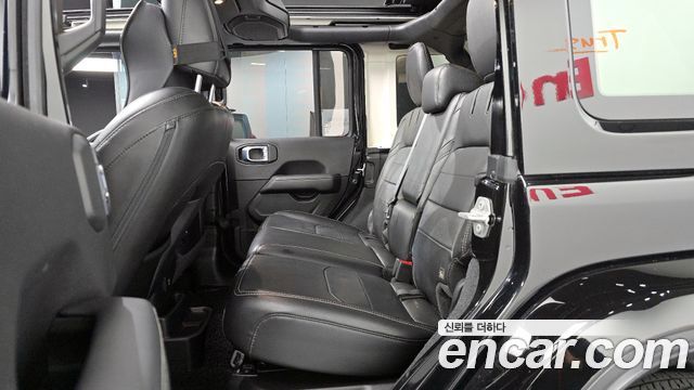 Jeep Wrangler 2022 — photo 12