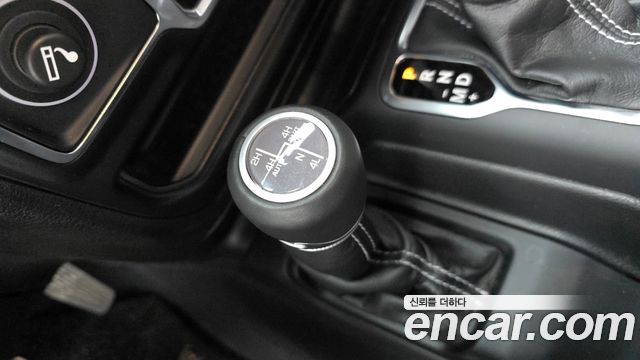 Jeep Wrangler 2022 — photo 17