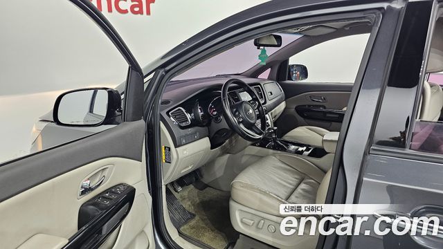 Kia Canival 2017 — photo 11