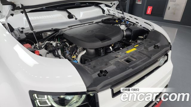 Land Rover Defender 2023 — photo 6