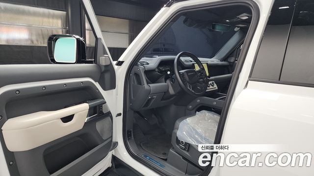 Land Rover Defender 2023 — photo 10