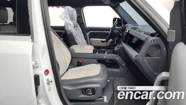 Land Rover Defender 2023 — photo 11