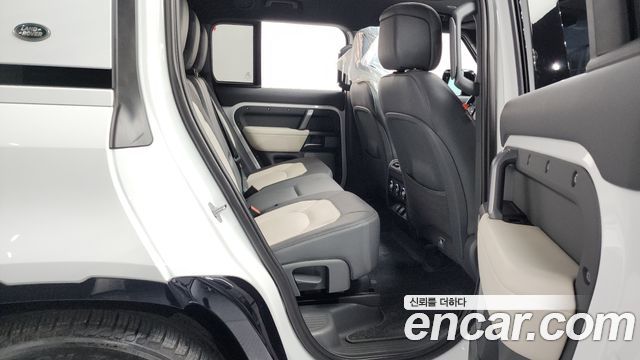 Land Rover Defender 2023 — photo 12