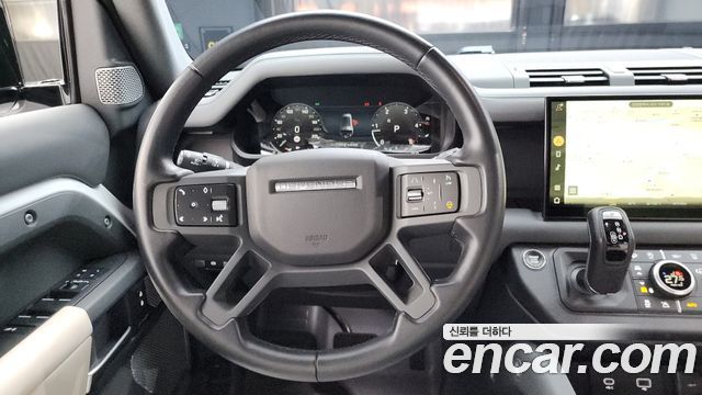 Land Rover Defender 2023 — photo 13