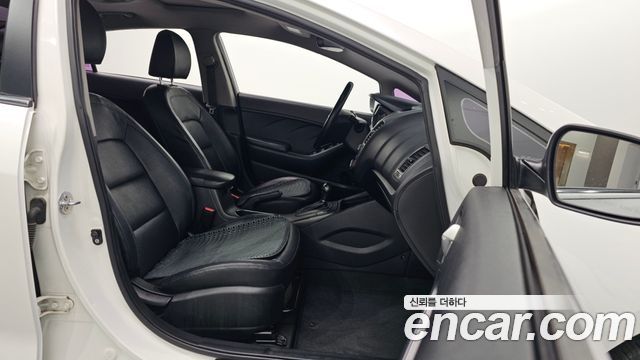 Kia K3 2013 — photo 11