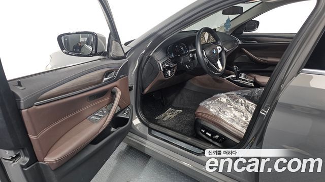 BMW 5-Series 2021 — photo 10