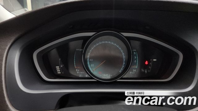 Volvo V40 2015 — photo 8