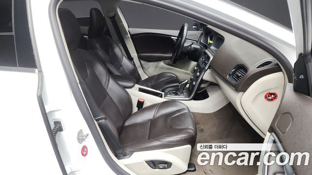 Volvo V40 2015 — photo 11